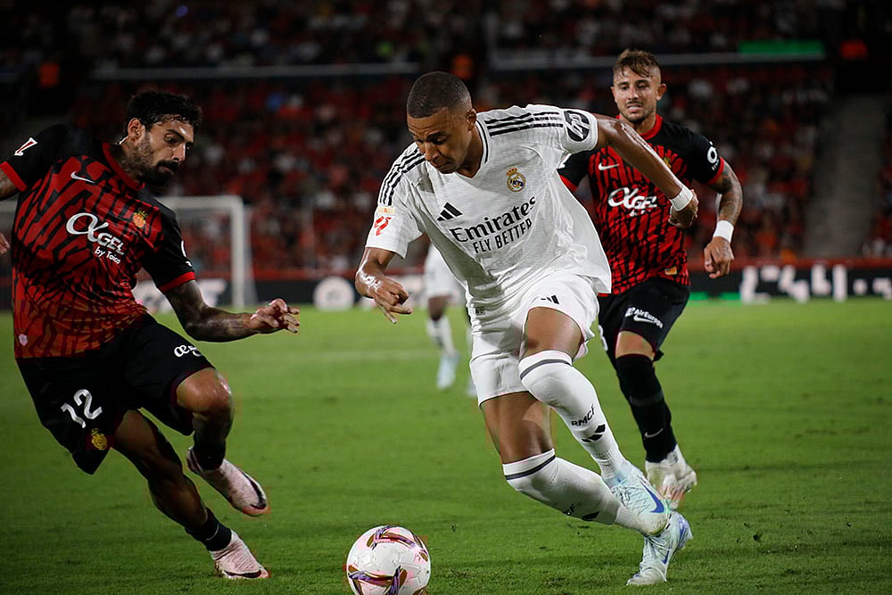 | Photo: AP/Francisco Ubilla : La Liga, Real Madrid vs Mallorca: Kylian Mbappe, centre, runs with the ball during match against Mallorca